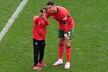 Vários adeptos invadiram o relvado no jogo entre Portugal e Turquia