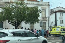 Homem esfaqueado em plena luz do dia no centro de Estremoz