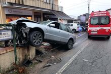 Condutora ferida em despiste contra muro em Oliveira de Azeméis