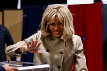 Brigitte Macron, esposa do presidente de França, vota nas lesgislativas antecipadas	