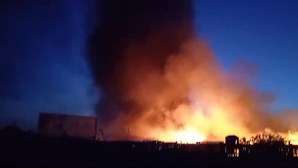 Mais de 50 bombeiros combatem incêndio de grandes dimensões em empresa de madeiras em Pegões