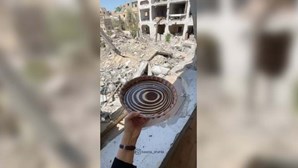 Mãe palestiniana viraliza por preparar bolo no meio dos escombros em Gaza