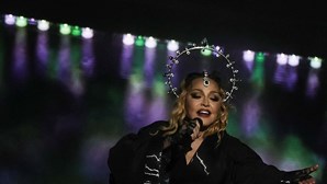 Fã processa Madonna por atraso em concerto e por expor público a pornografia