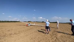 Planador faz aterragem de emergência num campo agrícola em Évora devido às condições climatéricas