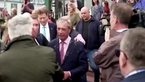 Mulher atira bebida contra Nigel Farage no primeiro dia de campanha para as eleições no Reino Unido