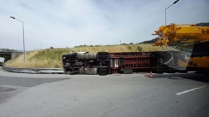 Despiste de camião-betoneira no nó de Custoias da Via Regional Interna