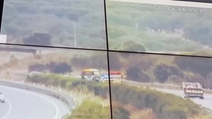 Vídeo capta embate de um automóvel contra patrulha da GNR e carrinha da Brisa na berma da A2 em Beja 