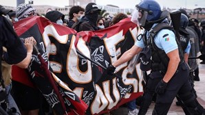 Novas imagens mostram manifestantes antifascistas e nacionalistas em confrontos junto ao Padrão dos Descobrimentos