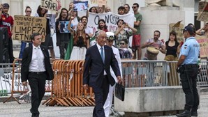 Marcelo dirige-se a manifestantes e realça posições de Portugal na ONU em defesa da Palestina 