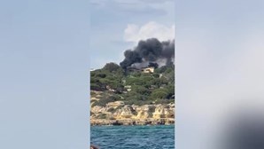 Fogo deflagra em passadiço da Praia do Evaristo em Albufeira