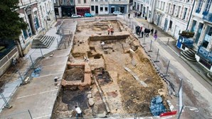Arqueólogos descobrem cemitério de recém-nascidos e crianças com mais de mil anos em França