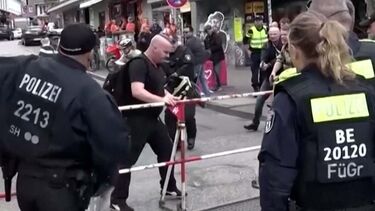 O momento em que a polícia alemã neutraliza homem armado com picareta e ‘cocktail molotov’ em fanzone do Euro 2024