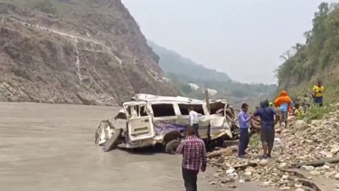 Pelo menos 10 mortos após a queda de um autocarro num desfiladeiro no norte da Índia