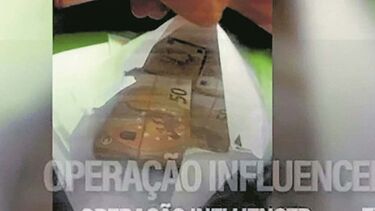 Imagens mostram envelopes com maços de notas de 20 e 50 euros no gabinete de Vítor Escária
