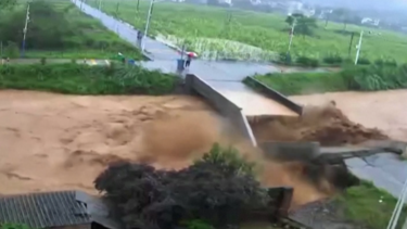 Milagre na China: pessoa escapa por pouco a queda de ponte devido às fortes chuvas e inundações