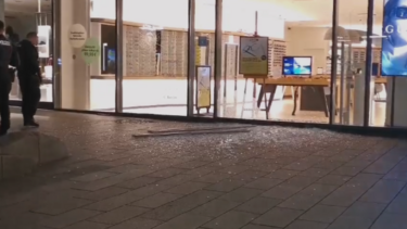 Vidro de loja estilhaçado em "cidade de alto risco": Enviado especial da CMTV descreve Leipzig na véspera da estreia de Portugal