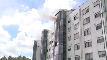 Carro arde em garagem de prédio em Gondomar. Edifício evacuado e várias pessoas assistidas