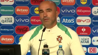 Roberto Martínez leva camisas até ao jogo da final