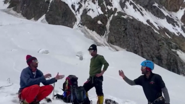 Buscas por dois alpinistas japoneses desaparecidos são canceladas após encontrarem um dos corpos 