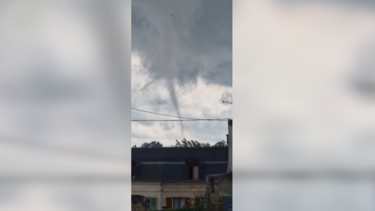 Vídeo mostra o momento em que um "mini tornado" passa em França