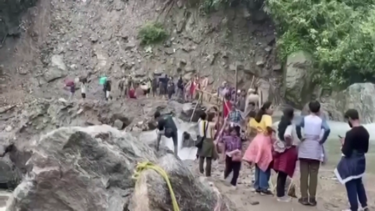 Turistas resgatados após deslizamentos de terras na Índia