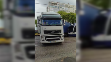 Camião e metro chocam no centro de Almada. Circulação rodoviária e ferroviária cortada