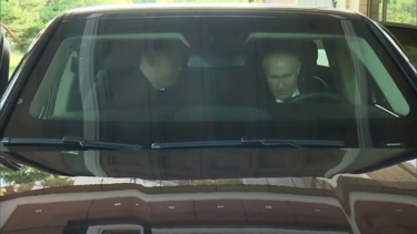 Momento que Vladimir Putin dá boleia a Kim Jong-un numa limusina de fabrico russo 