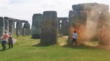 Ativistas vandalizam pedras de Stonehenge com tinta laranja. Veja as imagens