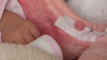 Bebé de 15 meses alvo de maus-tratos por ama ilegal