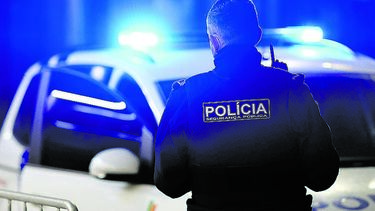 Dupla ameaça mulher com faca e rouba carro com recurso a carjacking. Perseguição policial deixa três agentes feridos