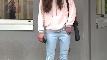 Aluna de 14 anos agredida a soco e pontapé na escola por vingança