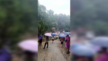 Deslizamento de terras destrói casa na China 