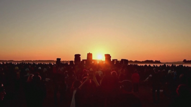 Multidão celebra solstício de verão em Stonehenge