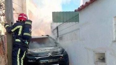 Fogo em carro ameaça habitações em Albufeira