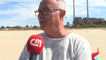 "É a primeira vez, estamos a gostar. É pena o vento": turista em Sines aproveita o sol na praia