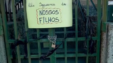 Pais fecham escola a cadeado em protesto contra violência de aluno e acusam mãe de agredir professora e funcionária