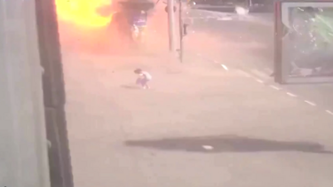 Mulher escapa por segundos de explosão na cidade ucraniana de Kharkiv