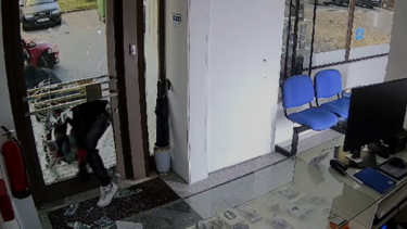 Imagens captaram suspeitos a partir vidros com uma marreta em Espinho
