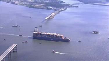 Navio porta-contentores deixa o porto de Baltimore quase três meses após colisão 