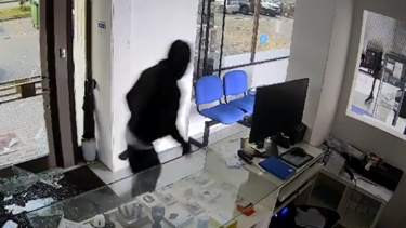 Grupo faz dois assaltos na mesma madrugada: Roubaram loja de informática após furto em oficina