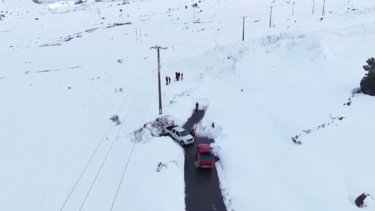 Imagens de drone mostram estradas cobertas de neve após avalanche no Chile