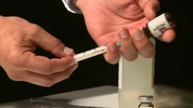 Enfermeira da cadeia anexa à PJ de Lisboa apanhada com seringas com esteroides