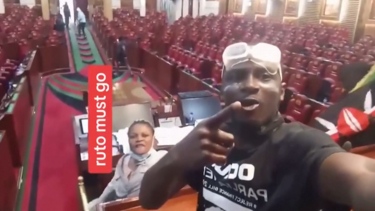 Manifestantes gravam vídeo após invadirem Parlamento do Quénia