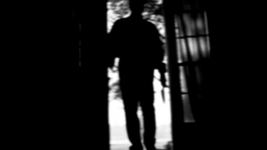 Homem detido por ter agredido a mulher em frente à filha