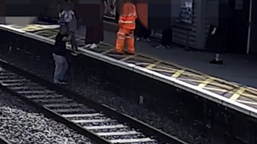 Homem salva criança que caiu para carris momentos antes da passagem do comboio