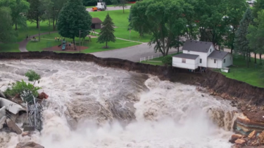 Imagens de drone mostram casa à beira de um penhasco perto de barragem inundada no Minnesota