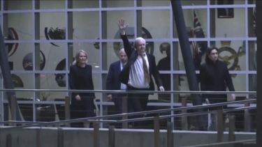 O momento em que Julian Assange chega à Austrália