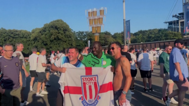Voluntário do Euro 2024 faz furor ao equilibrar 9 canecas de cerveja na cabeça