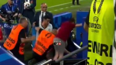 De loucos: homem atira-se da bancada e 'aterra' à frente de Cristiano Ronaldo