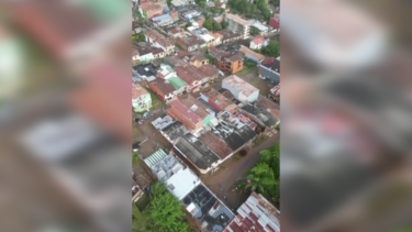 Imagens de drone mostram cidade colombiana soterrada pelos deslizamentos de terra após chuvas intensas